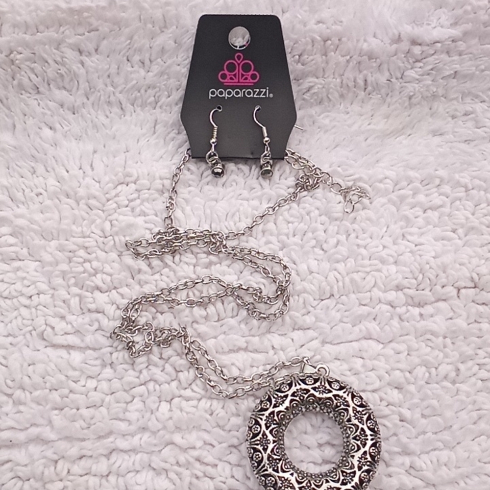 Wintry Wreath Silver Lanyard with free earrings